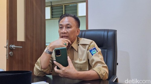 Asisten II Setda NTB Fathul Gani saat diwawancarai di ruangannya, Senin (28/4/2025). (Nathea Citra/detikBali)