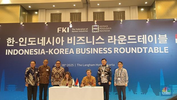Asosiasi Pengusaha Indonesia (APINDO) bersama The Federation of Korean Industries (FKI) melakukan penandatanganan kerjasama dunia usaha antar dua negara di Jakarta, Senin (28/4/2025). (CNBC Indonesia/Martyasari Rizky)