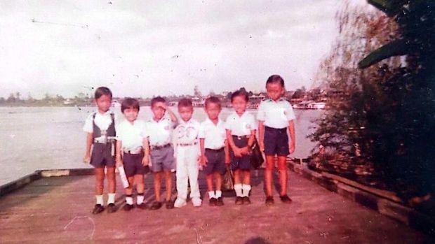 Aulia Rahman Basri (tengah) berfoto bersama dengan kawan-kawaannya di sempadan Sungai Mahakam di Kota Bangun, Kukar.