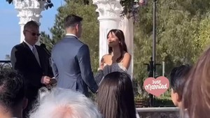 Pesta yang digelar outdoor ini, dihadiri oleh keluarga dan teman-teman terdekat. Bisa dilihat dari berbagai foto yang beredar, Tyler Bigenho dan Aurelie Moeremans nggak bisa menahan kebahagiaan mereka. Foto: Instagram@aurelie