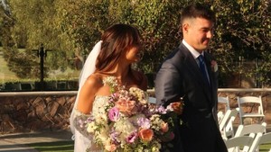 Di hari bahagianya, Aurelie tampil bak seorang princess dengan gaun pengantin panjang warna putih yang menyapu lantai. Foto: Instagram@aurelie
