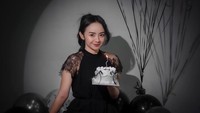 Ayu Puspa tersenyum untuk seorang anak kecil bergaya seperti Kim Seon Ho. (Foto: dok Instagram)