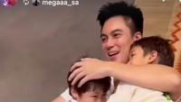 Baim Wong juga bahagia karena kedua anaknya, Keano dan Kenzo datang dalam perayaan ulang tahunnya. Foto: instagram Baim Wong
