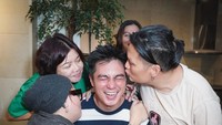 Kebersamaan Baim Wong dengan keluarga di momen ulang tahun. Ini adalah kakak-kakak Baim Wong. Foto: instagram Baim Wong