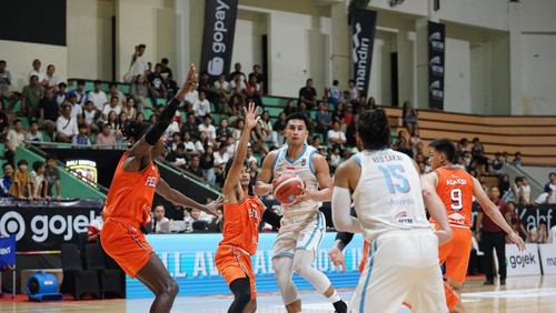 Ida Bagus Ananta Wisnu Putra (jersey putih pegang bola) dikerubungi pemain Pelita Jaya di lanjutan IBL 2025 di GOR Purna Krida, Kerobokan, Senin (28/4/2025)