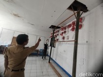 Bangunan SD di Pusat Kota Cianjur Nyaris Ambruk, Ditopang 2 Bilah Bambu