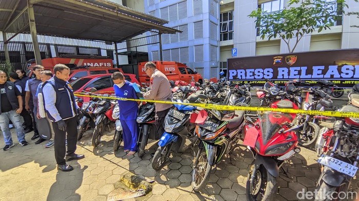 Barang bukti puluhan motor bodong dan tarikan dari DC yang ditadah DG di Polda Jateng, Senin (28/4/2025).