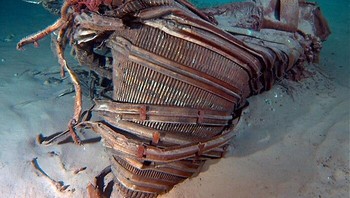 Mesin Apollo 11 yang ditemukan kembali dalam Ekspedisi Bezos. Foto: Boredpanda