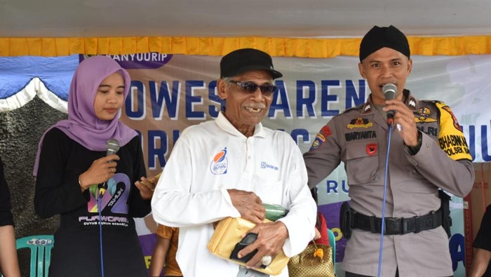 Bhabinkamtibmas Polsek Banyuurip, Aipda Waryanta, saat menjadi MC dan dalang di pernikahan warga binaannya.