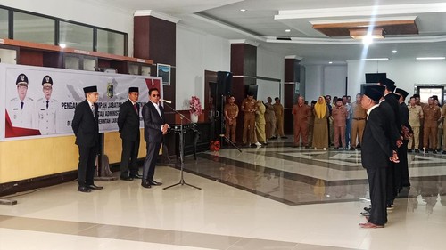 Bupati Lombok Timur, Haerul Warisin atau yang akrab disapa Iron, memberikan pengarahan kepada 13 pejabat eselon III yang baru dilantik. Pelantikan dilakukan di Kantor Bupati Lombok Timur, Senin (28/4/2025). (Sanusi Ardi W/detikBali)