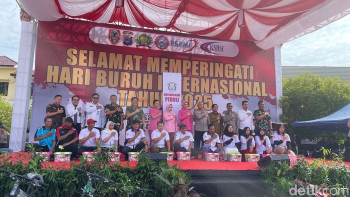 Buruh di Kalsel Rayakan May Day Bersama Polisi