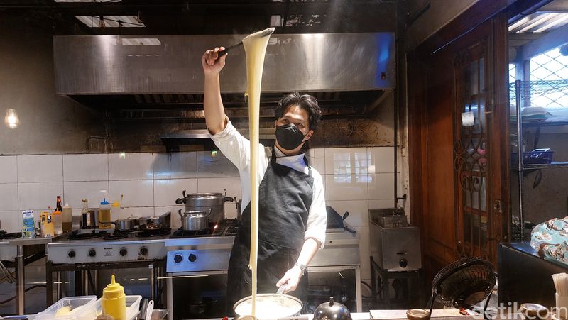 Chef sekaligus pemilik Keuken van Eslje, Kevin Christian, tengah memasak menu aligot van elsje.