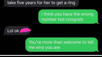 Pamer baru tunangan. Ya, ya, ya, selamat, deh. Foto: agru1 via Bored Panda  