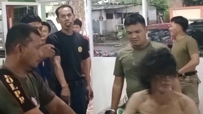 Damkar Parepare mengamankan ODGJ, kemudian diserahkan Satpol PP Parepare.