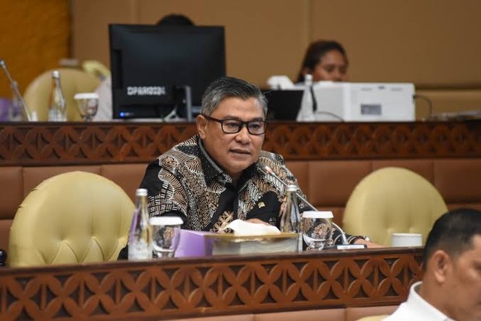 Anggota DPR RI Fraksi Partai Gerindra Danang Wicaksana Sulistyo yang melalui relawan Bolone DWS, menyalurkan bantuan berupa 5.000 genteng kepada warga terdampak.