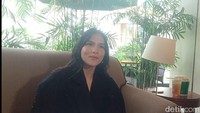 Kaget (dapat perlakuan seperti itu) karena masih kebawa ke dunia nyata. Aku pikir sekarang sudah nggak kayak gitu-gitu. Kirain kayak gitu yang dulu-dulu banget, tapi sekarang masih ada juga, ucap Davina Karamoy sambil tersenyum. Foto: Ahsan/detikcom