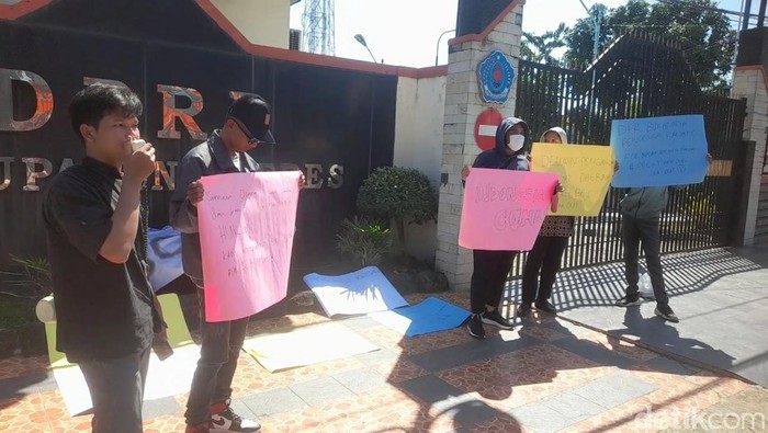 Sekelompok warga protes tindakan intimidasi anggota dewan yang meminta kelola parkir