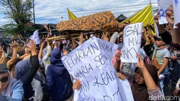 Demo warga Ijen di PN Bondowoso yang ricuh hingga terjadi aksi lempar botol air minum.