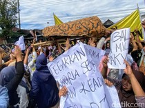 Demo Warga Ijen di PN Bondowoso Ricuh, Saling Pukul hingga Hujan Botol