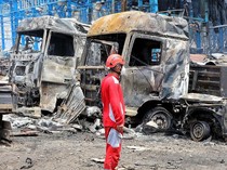 Deretan Truk Kontainer yang Jadi Korban Ledakan di Pelabuhan Iran