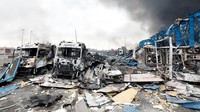Truk-truk kontainer itu hanya tinggal kerangkanya. Hessam oddin Ansarian/Getty Images.  