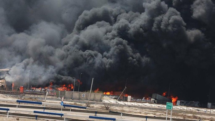 Deretan Truk Kontainer yang Jadi Korban Ledakan di Pelabuhan Iran Ledakan dahsyat mengguncang Pelabuhan Shahid Rajeee, Iran. Ledakan itu menghanguskan sejumlah truk kontainer.