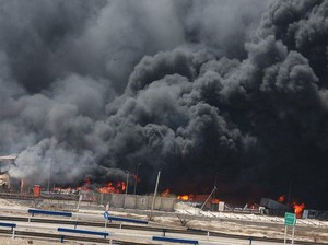 Ngeri Ledakan Dahsyat di Pelabuhan Iran, Kebakaran Masih Berkobar