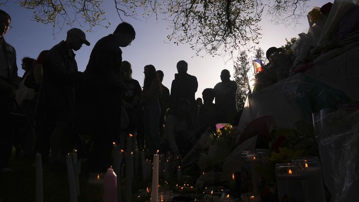 Doa Warga Vancouver Bersatu Usai Tragedi Festival Budaya Filipina Gerard Gaba, left, and his mother Wilma Gaba, attend a vigil after a vehicle drove into a crowd during a Filipino heritage festival in Vancouver, British Columbia, Sunday, April 27, 2025. (AP Photo/Lindsey Wasson)