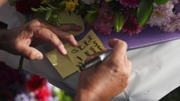 Lilin dan catatan doa menghiasi Kensington Park, simbol belasungkawa bagi korban insiden kendaraan di Festival Filipina 2025.
