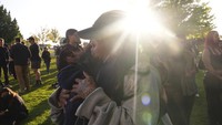 Di tengah kesedihan, komunitas Vancouver bergandeng tangan di Kensington Park untuk mendoakan korban Festival Filipina.