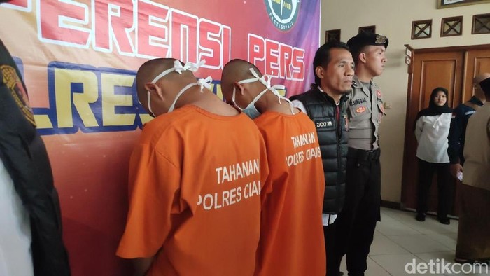 Dua pelaku pelemparan batu ke mobil di Jalan Raya Sindangkasih Ciamis saat diamankan di Polres Ciamis, Senin (28/4/2025).