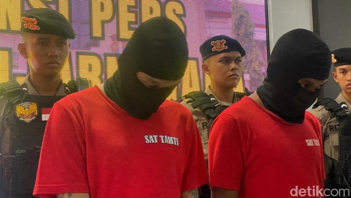 Dua pengedar sabu yang ditangkap saat dihadirkan dalam jumpa pers di Mapolres Banjarnegara, Senin (28/4/2025).