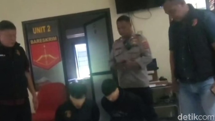 Dua polisi gadungan dibekuk usai memeras dua pekerja bangunan di Kota Bogor. Kedua pelaku menyita HP korban dengan dalih terdapat akun judi online. (dok Istimewa)