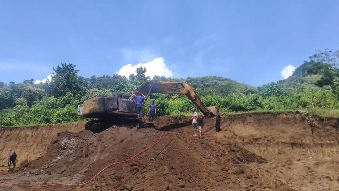 ekskavator terbakar