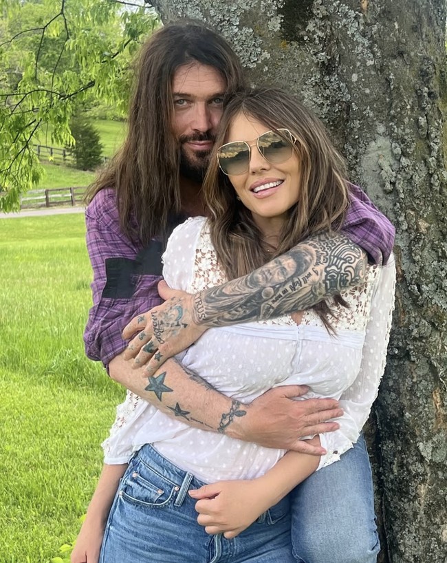 Billy Ray Cyrus dilaporkan telah melamar Elizabeth Hurley. Meski belum mengungkapnya ke publik, Liz telah memberi isyarat saat mengunggah selfie baru-baru ini. Foto: dok. Instagram @elizabethhurley1