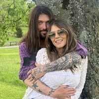 Elizabeth Hurley Tunangan dengan Ayah Miley Cyrus Setelah Setahun Pacaran