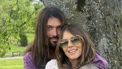 Elizabeth Hurley Tunangan dengan Ayah Miley Cyrus Setelah Setahun Pacaran