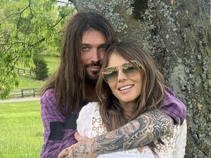 Elizabeth Hurley Tunangan dengan Ayah Miley Cyrus Setelah Setahun Pacaran