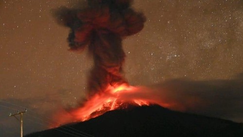 Erupsi Gunung Lewotobi Laki-laki di Flores Timur, NTT, Minggu (27/4/2025).