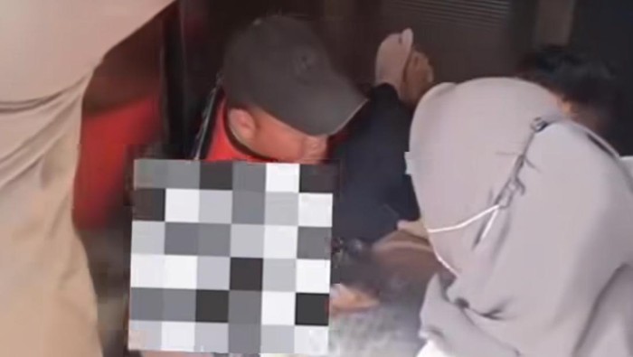 Evakuasi guru terjebak lift lantai 3 sekolah di Surabaya.