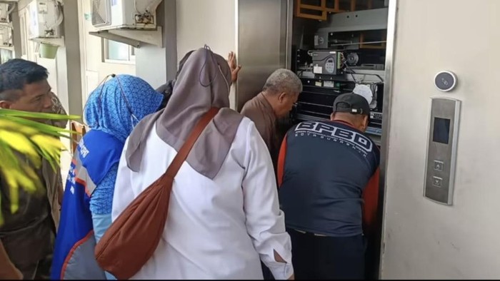 Evakuasi guru terjebak lift lantai 3 sekolah di Surabaya.