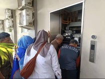 Terjebak di Lift Sekolah, Seorang Guru di Surabaya Pingsan