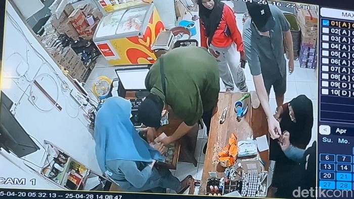 Foto dari rekaman CCTV saat 2 WNA menggendam karyawan toko di Mojokerto.