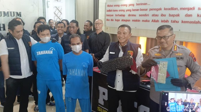 Foto dua tersangka pemalsuan STNK untuk jaminan gadai dibekuk Polda Jateng, Senin (28/4/2025).
