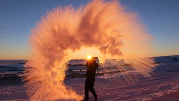 Inilah yang akan terjadi jika kalian membuang air panas ke udara di Antartika yang membeku. Foto: via BrightSide
