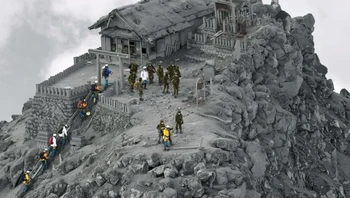 Sebuah kuil yang tertutup abu vulkanik dari letusan gunung berapi Ontake, Jepang. Foto: via BrightSide