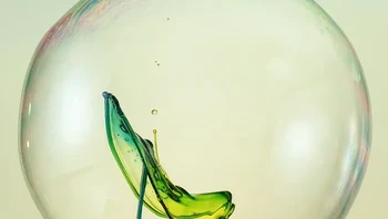 Sebuah percikan di dalam gelembung sabun. Foto: via BrightSide