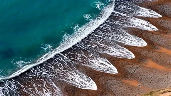 Garis pantai yang unik terbentuk secara alami di sebuah pantai di Inggris. Foto: via BrightSide