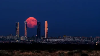 Bulan terbit di langit Madrid, Spanyol. Foto: via BrightSide