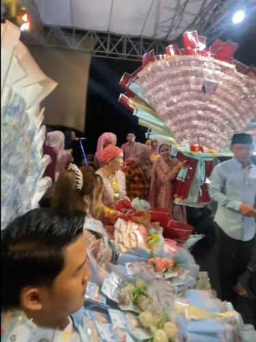 Pengantin Madura Mendapat bucket dengan Jumlah Uang diluar Nalar